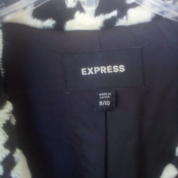 🎀Express Black & White/Cream Houndstooth Faux Fur Coat Size: 9/10 - Picture 4 of 10